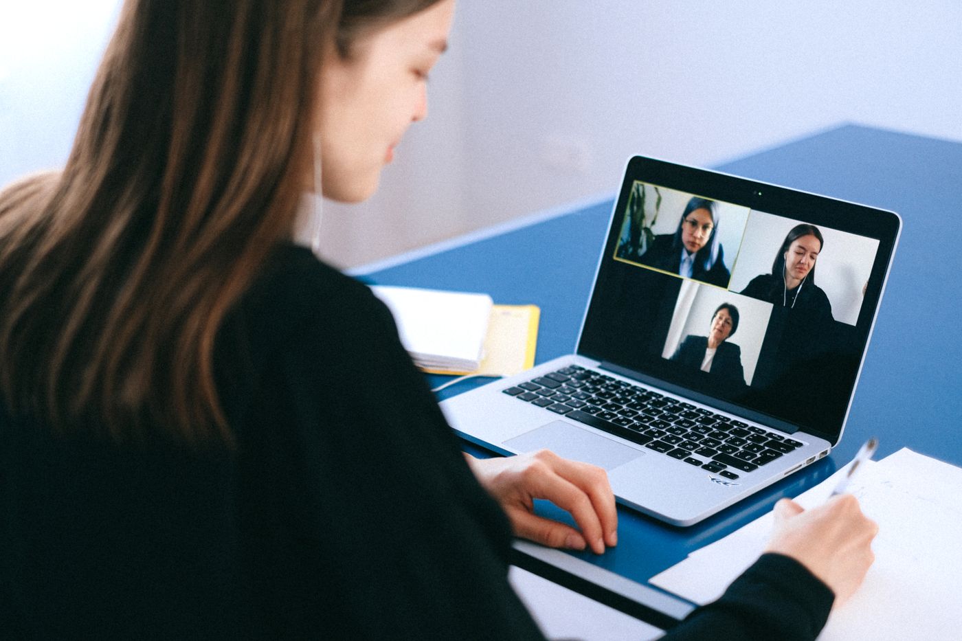 Nhân viên tư vấn khách hàng qua cuộc gọi video trên laptop