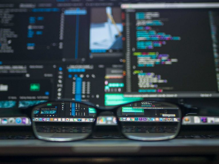 Cặp kính đặt trước màn hình hiển thị mã nguồn website