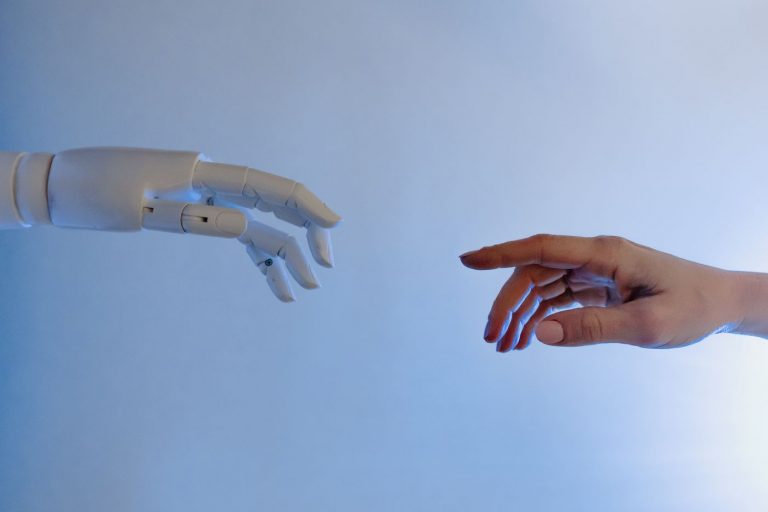 Bàn tay người đưa ra chạm vào bàn tay robot