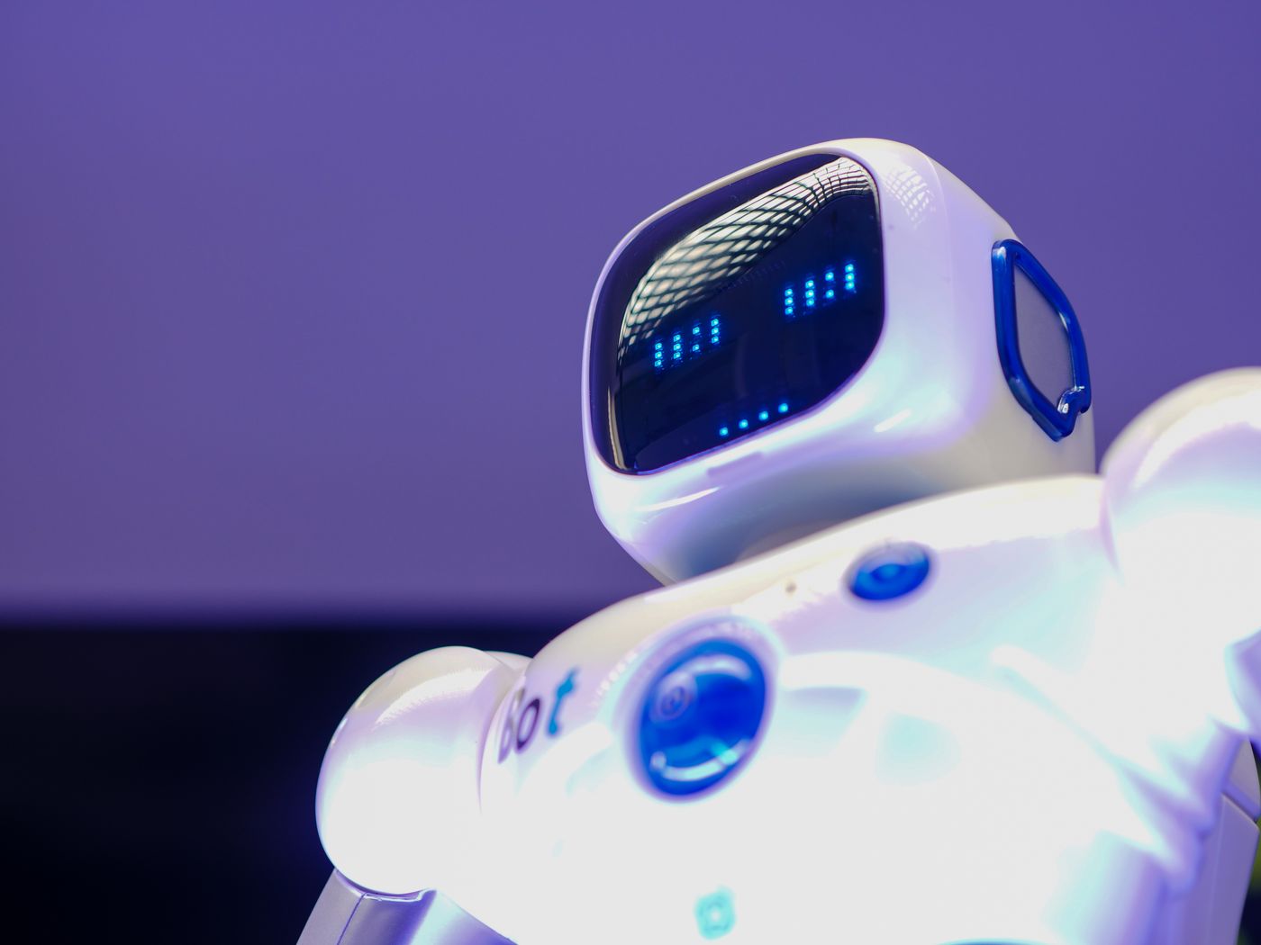 Robot trợ lý trí tuệ nhân tạo màu trắng minh họa chatbot AI